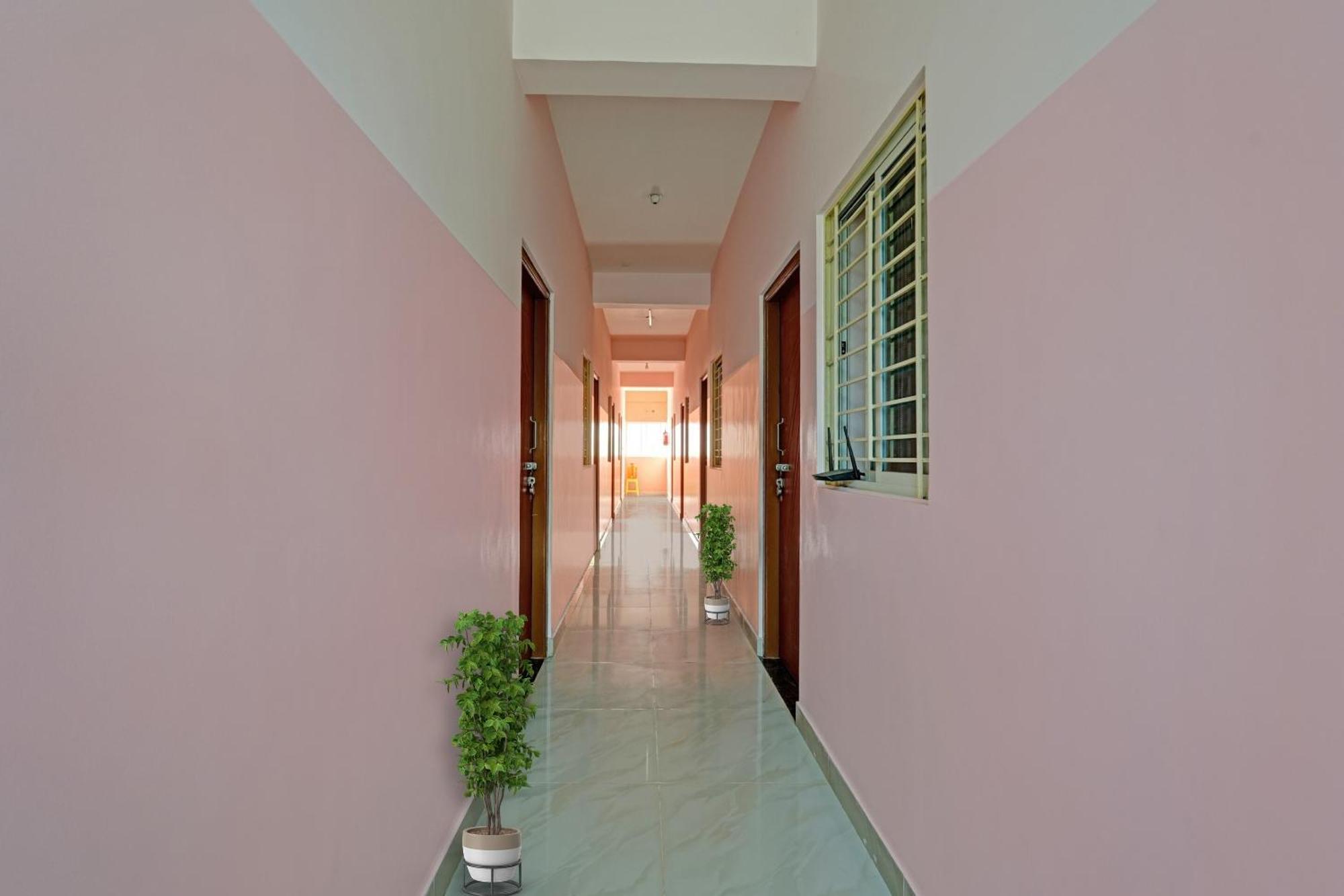 Spot On Sanjay Lodge Yelahanka ภายนอก รูปภาพ